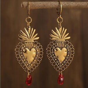 ✨Anthropologie Gwynette Gold Crown Heart Earrings